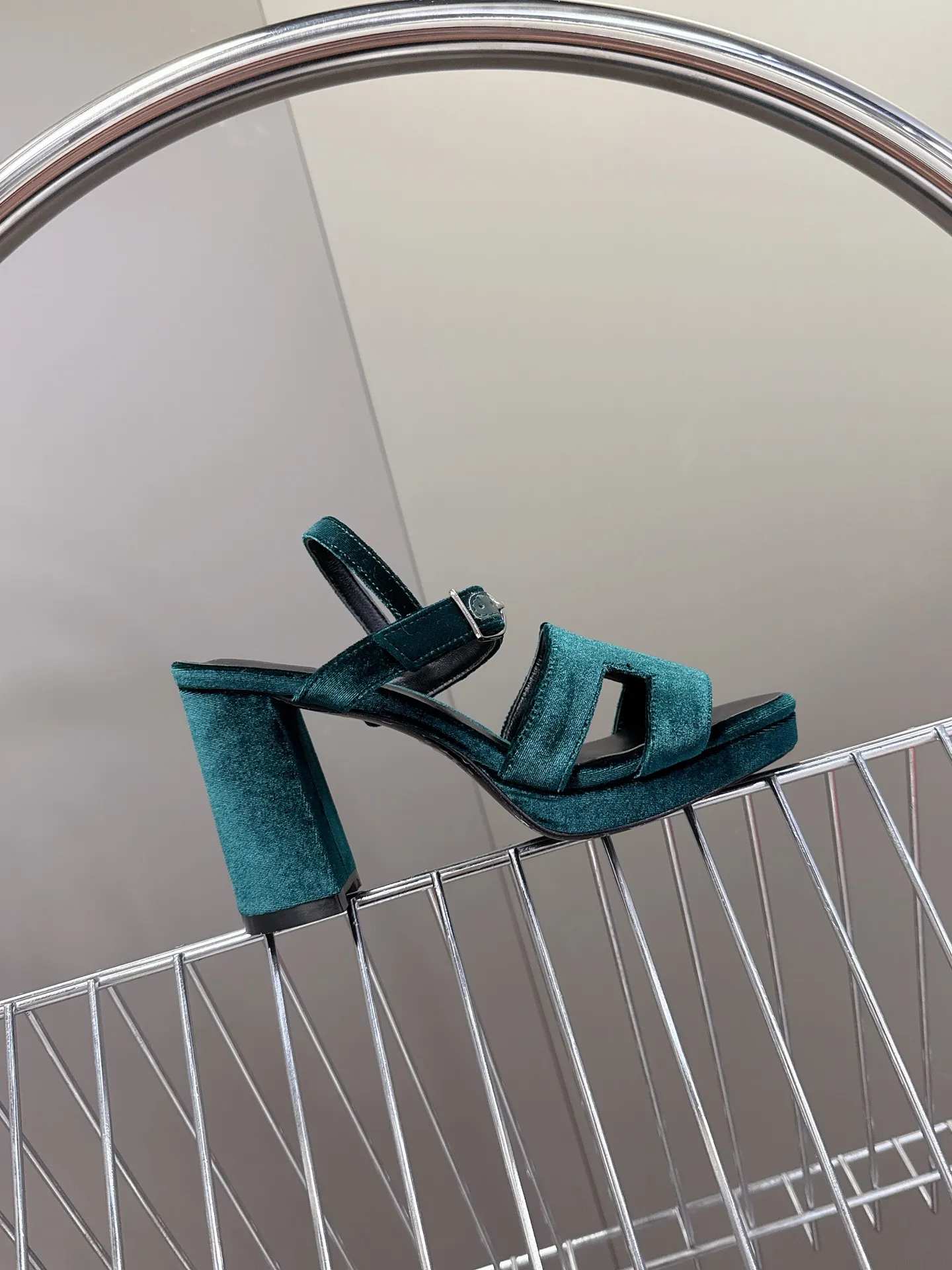 👟👟Ex-factory price 620👟👟 Hermès new spring and summer high-heeled sandals 🧡Upper: imported first-layer suede cowhide, mixed lambskin for feet, original leather outsole. You get what you pay for, genuine materials, whether it is leather, last shape, sole, or craftsmanship, all are consistent with ZP❗️ 🧡Suede high-heeled sandals, classic "H"-shaped upper with flexible ankle strap to highlight the slender ankle, about 9 cm high heels to reshape the body shape, genuine leather soles to enhance style, simple and smooth design, creating a fashionable and feminine look.  🧡Size: 35-39 yards (40 can be customized with no return or exchange) 🧡Color: multi-color 🧡Heel height: about 9 cm at the heel and 2 cm at the bottom